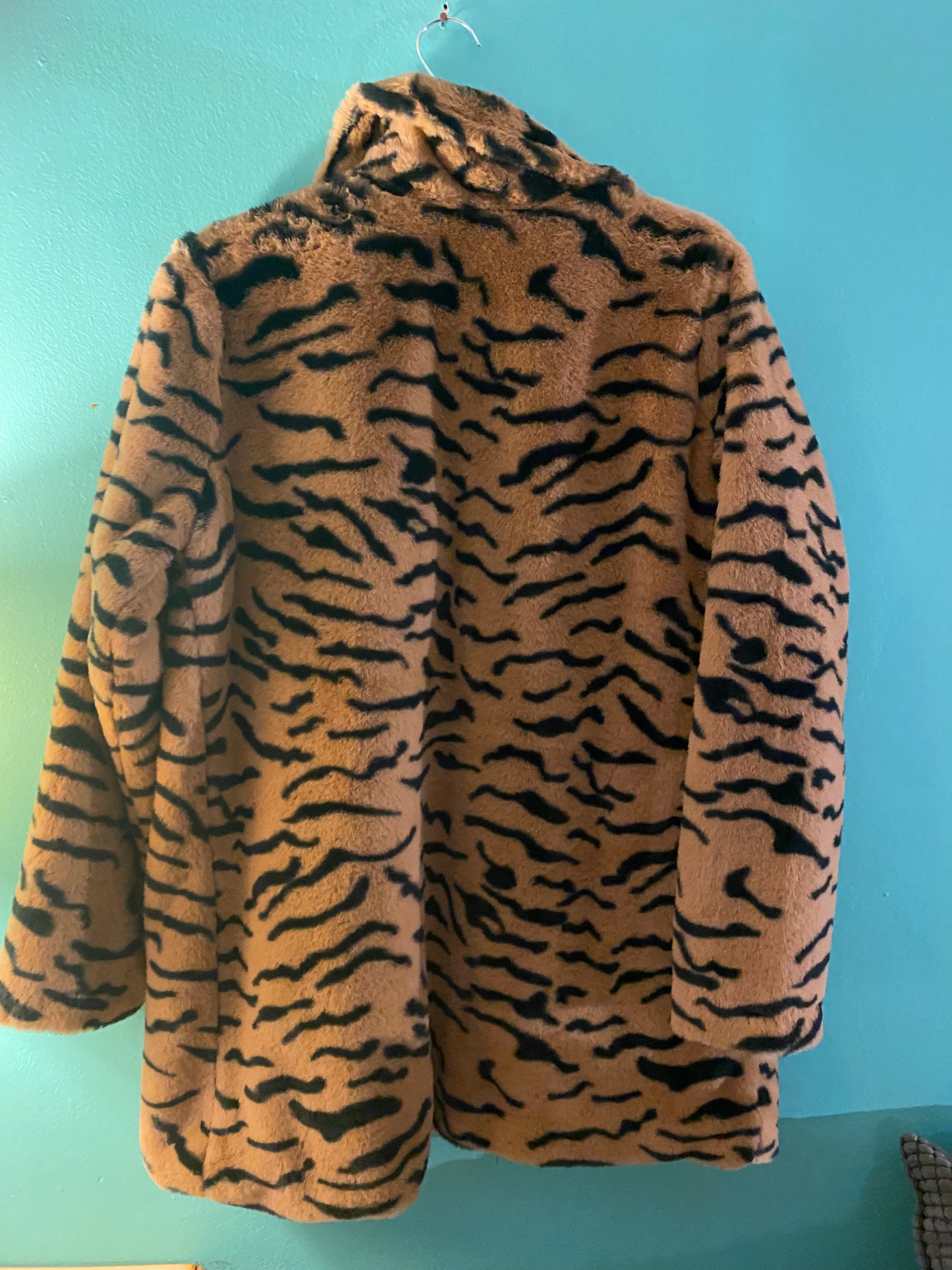 Fuzzy leapored coat size medium