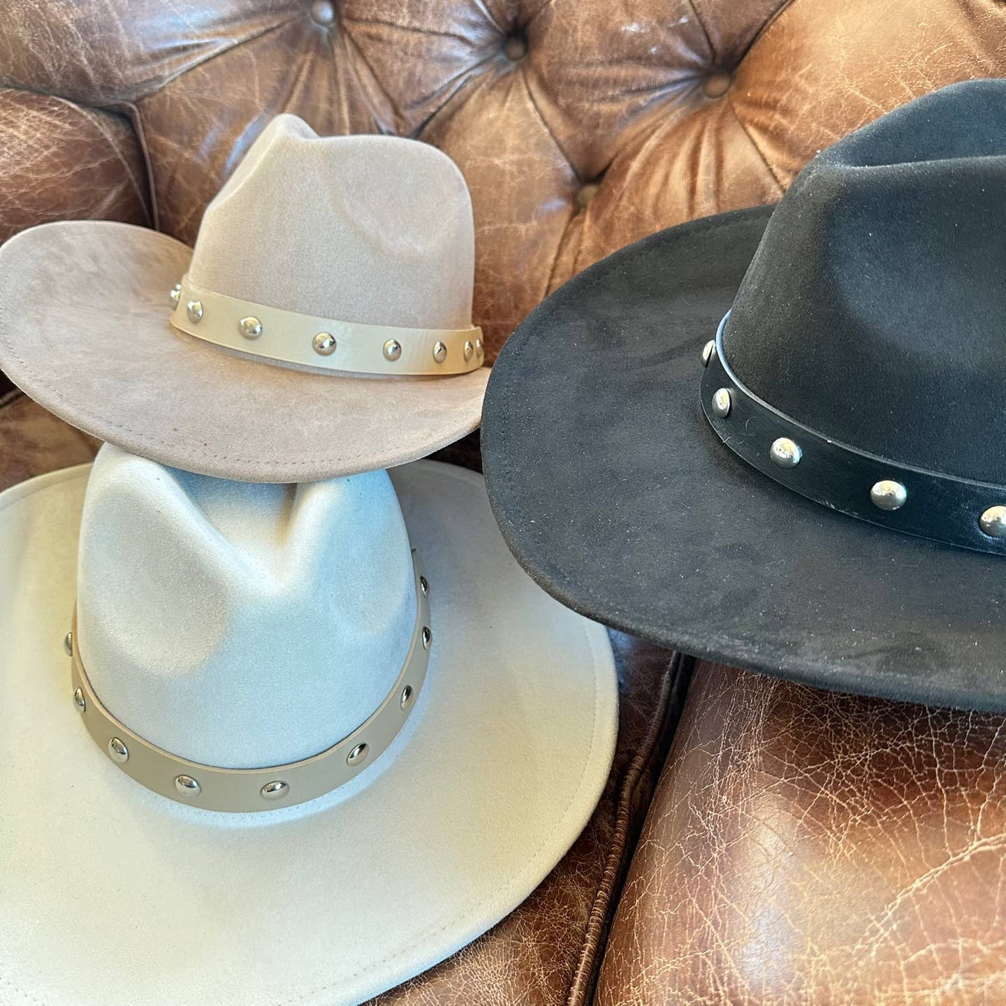 Vegan suede cattleman cowboy hat With Steard Leather belt st: IVORY / ONE SIZE