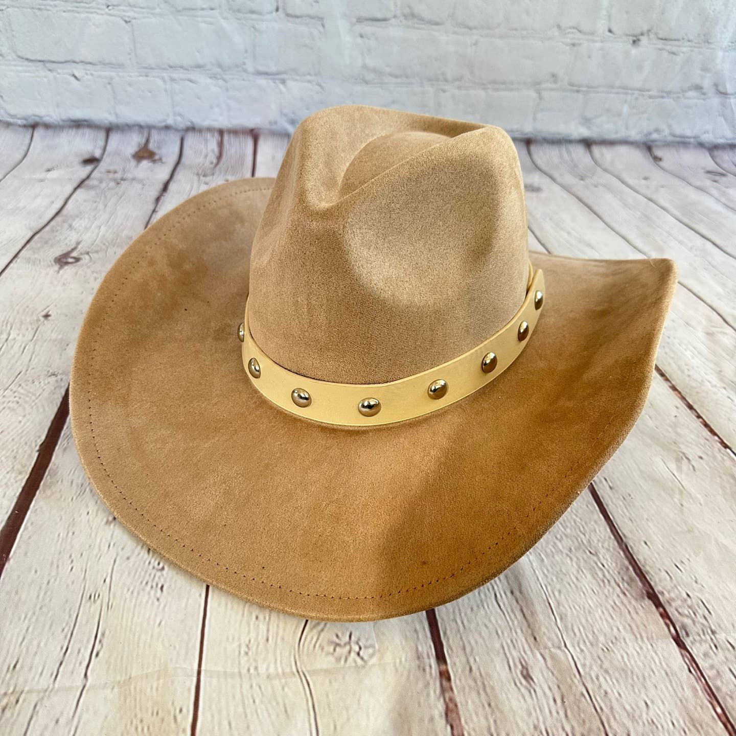 Vegan suede cattleman cowboy hat With Steard Leather belt st: IVORY / ONE SIZE