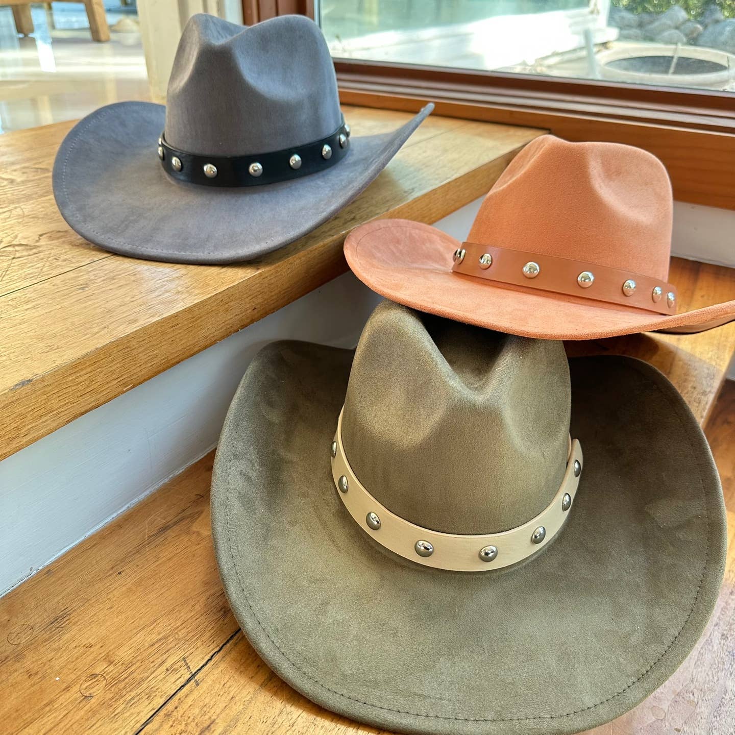 Vegan suede cattleman cowboy hat With Steard Leather belt st: IVORY / ONE SIZE