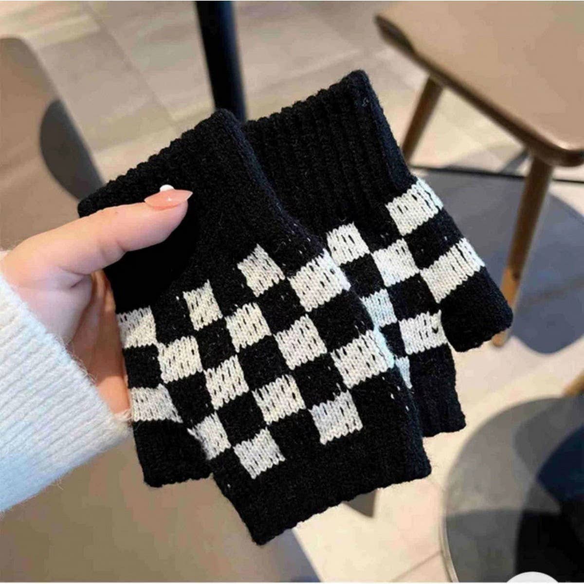 BLACK AND WHITE CHECKERBOARD HALF-FINGER GLOVES_CWAG0184: Black / (OS) 1