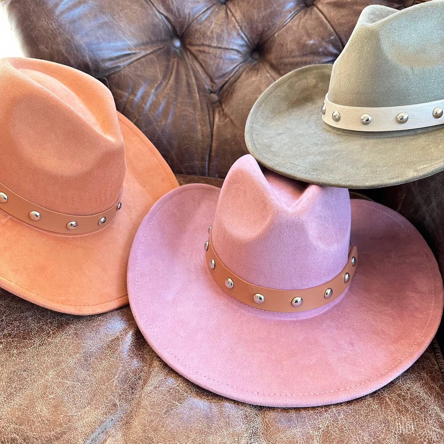 Vegan suede cattleman cowboy hat With Steard Leather belt st: IVORY / ONE SIZE