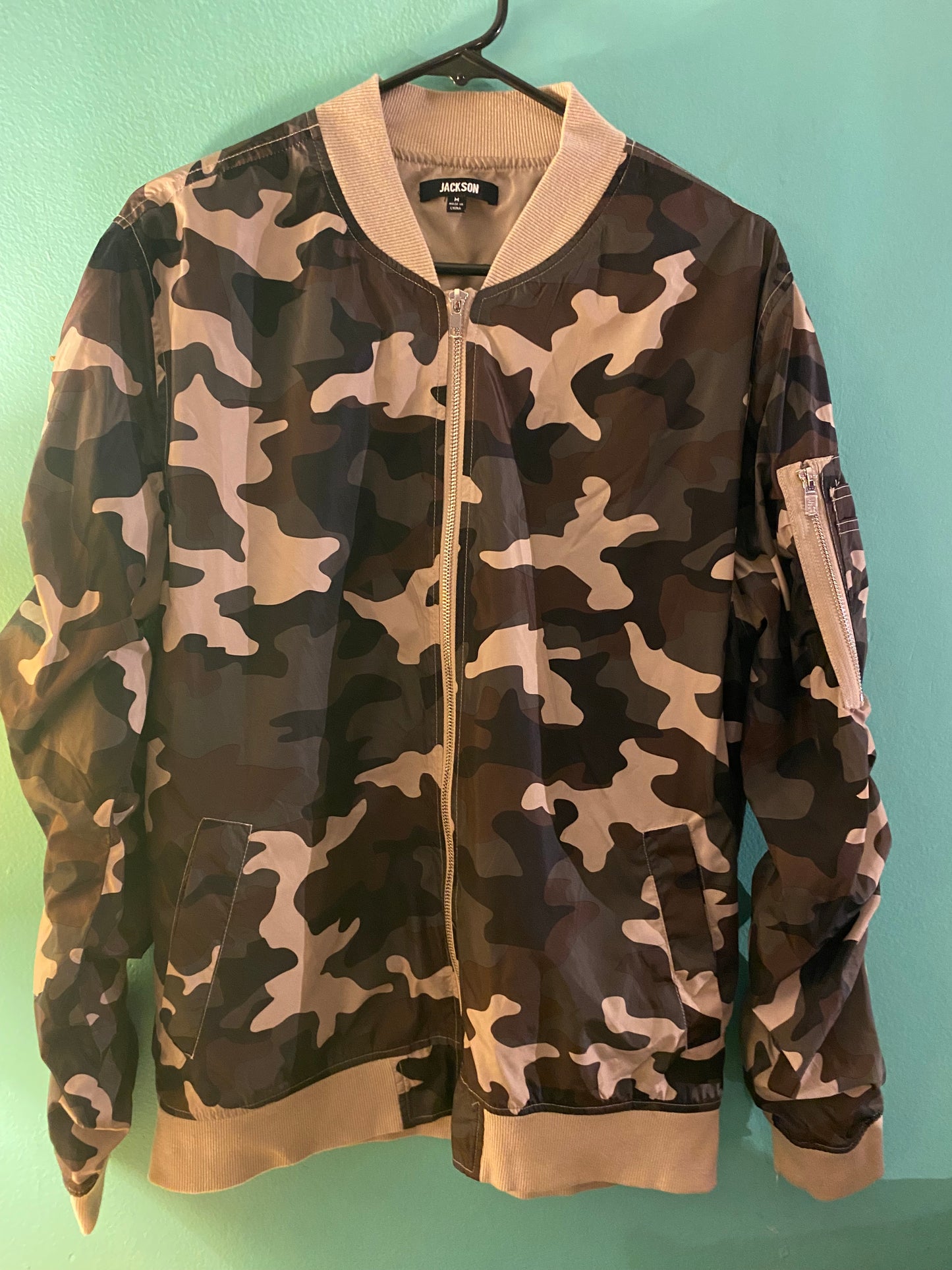 Camouflage wind breaker