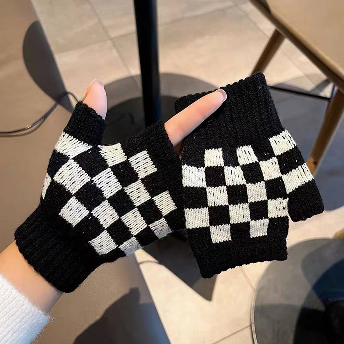 BLACK AND WHITE CHECKERBOARD HALF-FINGER GLOVES_CWAG0184: Black / (OS) 1