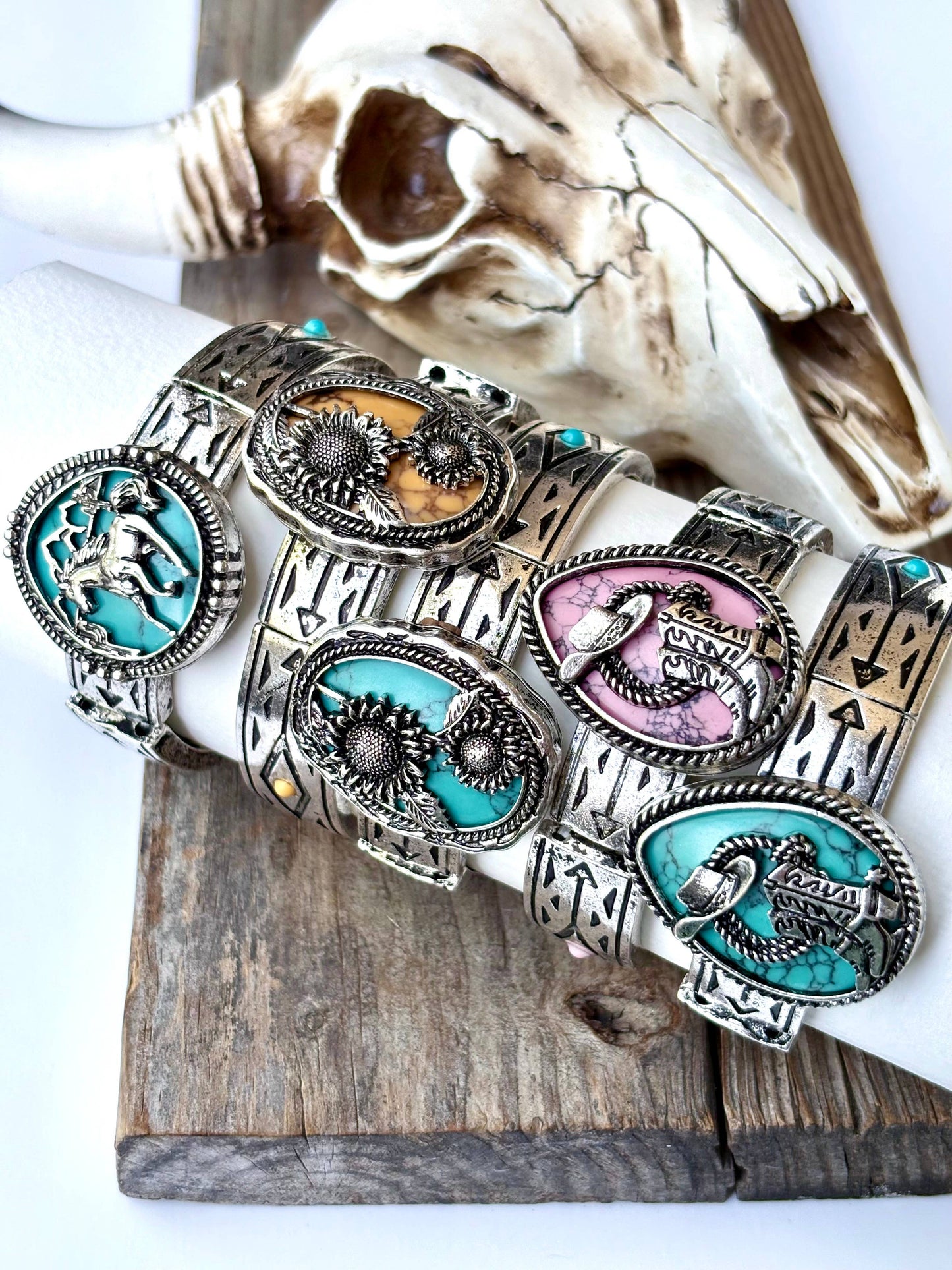 Western Style Stone Pendant Engraved Aztec Stretch Bracelet: Turquoise Horse