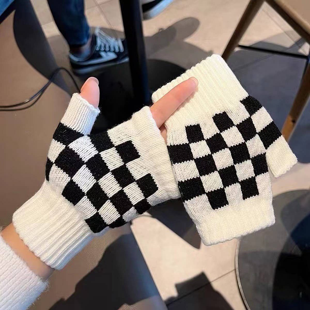 BLACK AND WHITE CHECKERBOARD HALF-FINGER GLOVES_CWAG0184: Black / (OS) 1