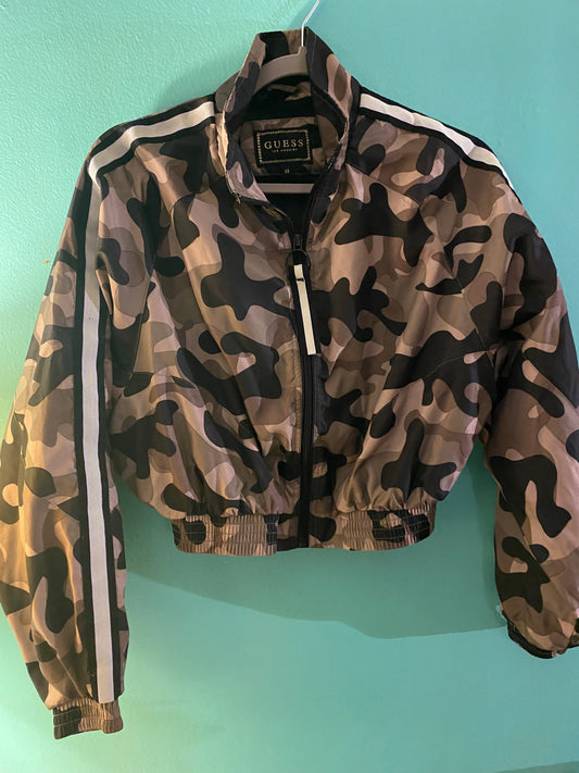 Cropped wind breaker camouflaged