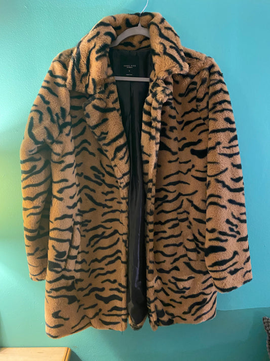 Fuzzy leapored coat size medium