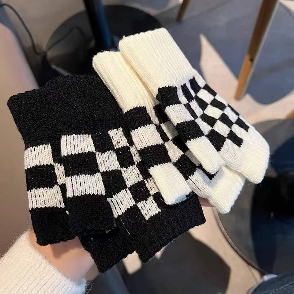 BLACK AND WHITE CHECKERBOARD HALF-FINGER GLOVES_CWAG0184: Black / (OS) 1