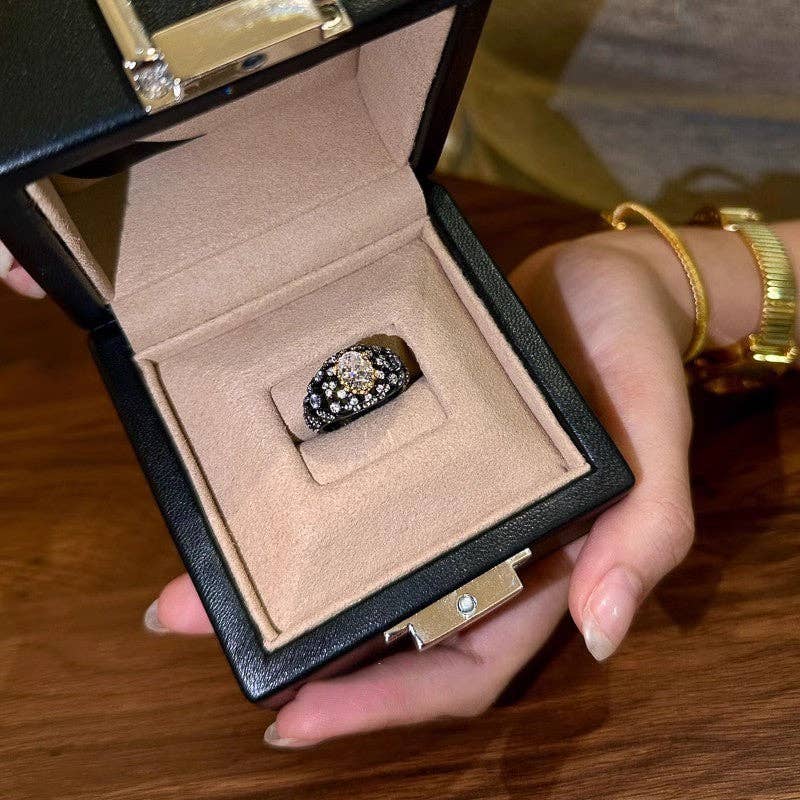 Refined Crystal Statement Ring: Black Oval High-Sparkle Ring / Adjustable